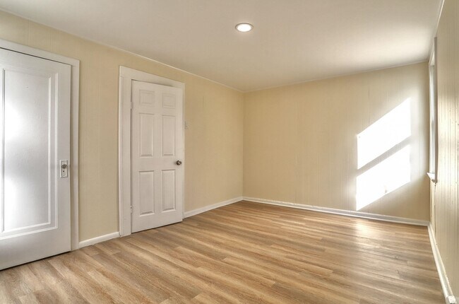 Building Photo - 84 Magnolia St