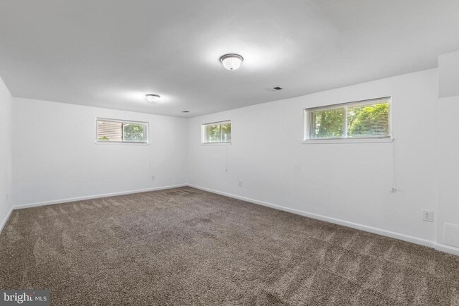 Building Photo - 10422 Floral Dr