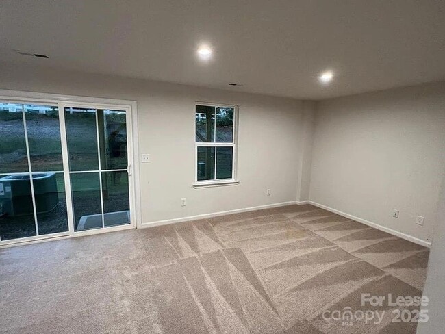 Building Photo - 2596 Grantham Place Dr