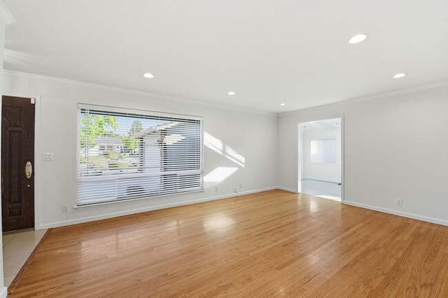 Building Photo - Move-In Ready Blossom Hill Gem – New Bathrooms and many upgrades!