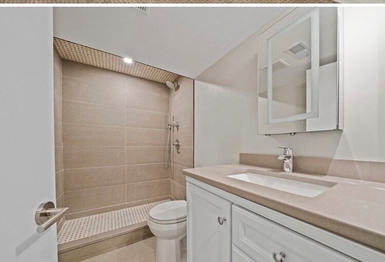 Private bath - 101 Rosseter St