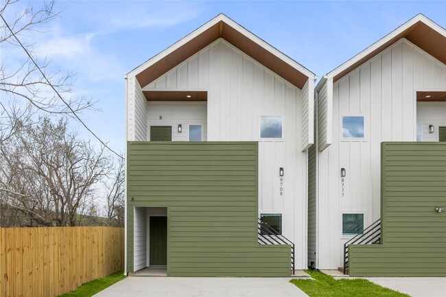 Building Photo - 9709 Pelsey St