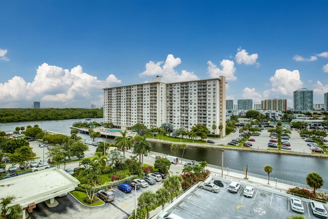 Building Photo - 500 Bayview Dr