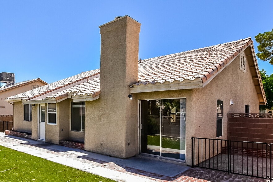 Building Photo - 2216 Jardine Ave