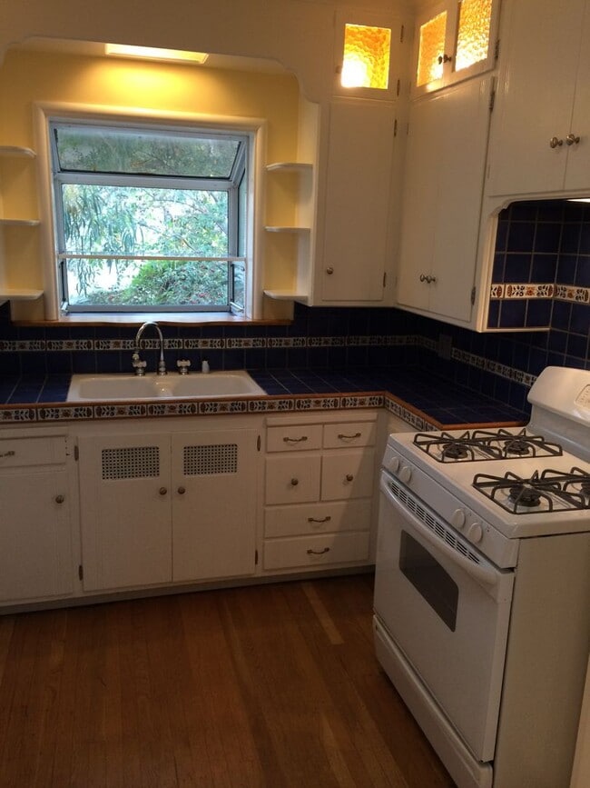 Building Photo - Charming 3 Bedroom 2 Bath Martinez Home w/...