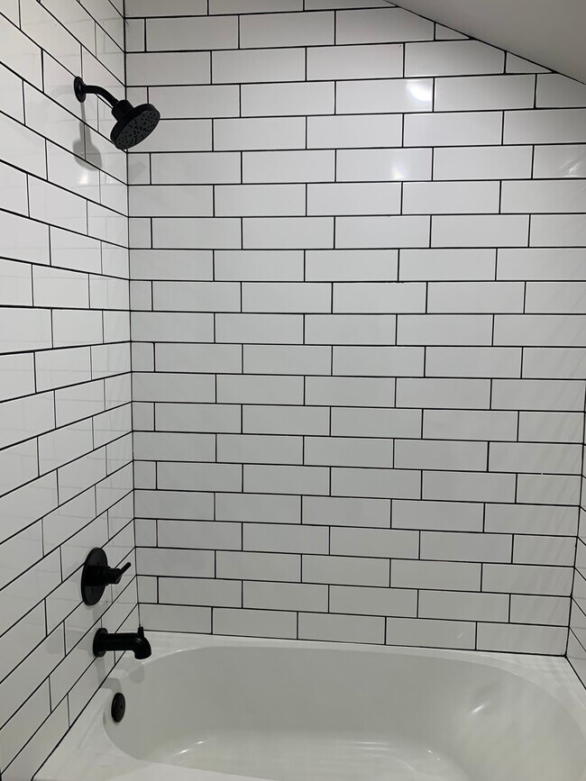 Building Photo - 128 W 9th St