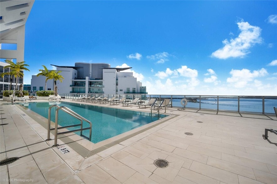 Building Photo - 1300 Brickell Bay Dr