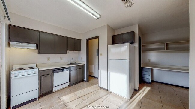 Building Photo - 725 Peppertree Dr