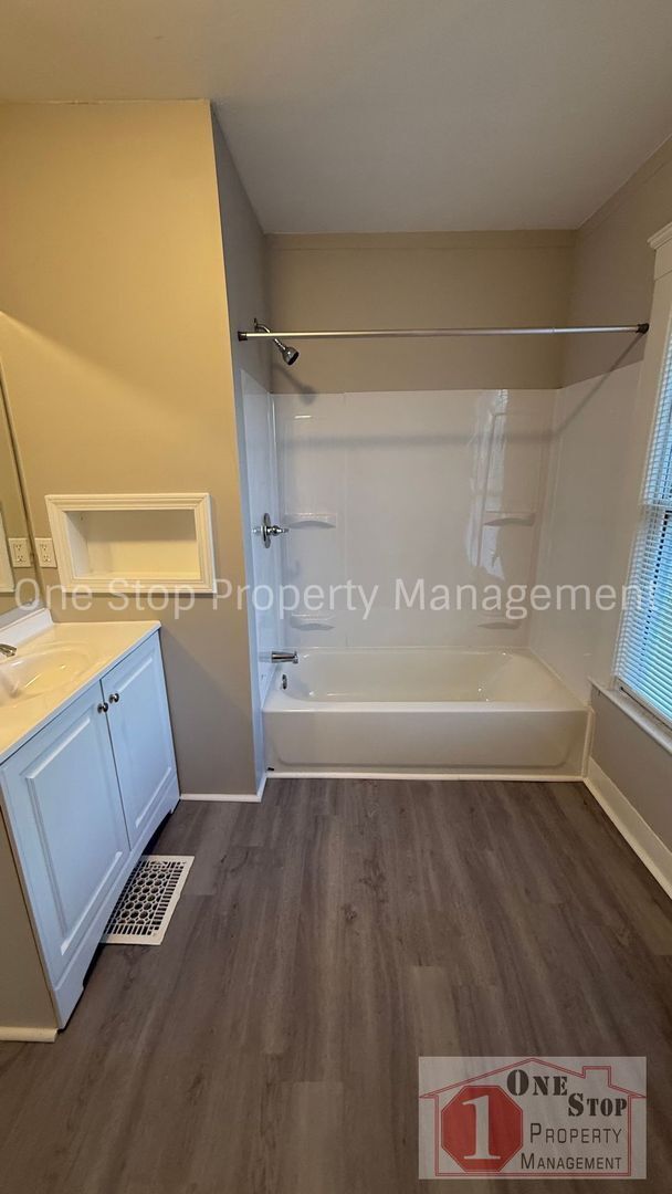 Building Photo - Beautiful 3 Bedroom 1.75 Bathroom Home in Kansas City!