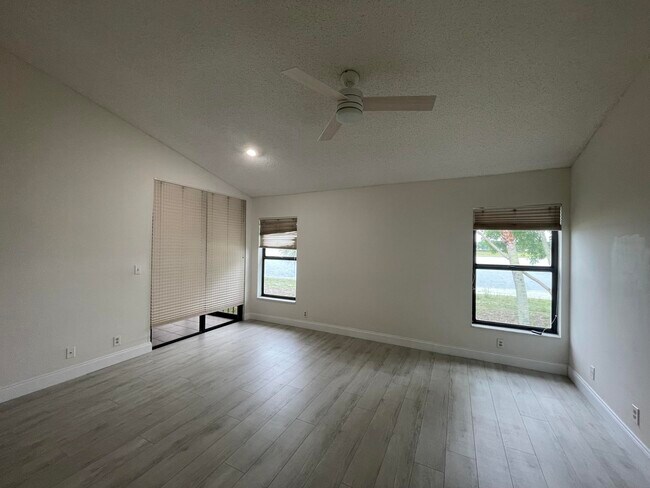 Building Photo - 10910 Lakemore Ln