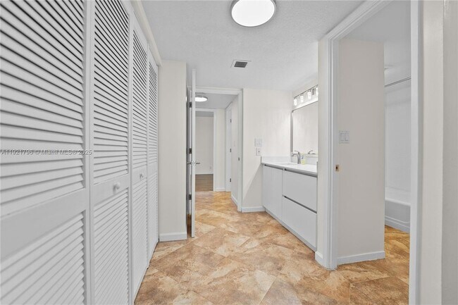 Building Photo - 20225 NE 34th Ct