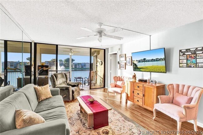 Building Photo - 6114 Coral Lake Dr