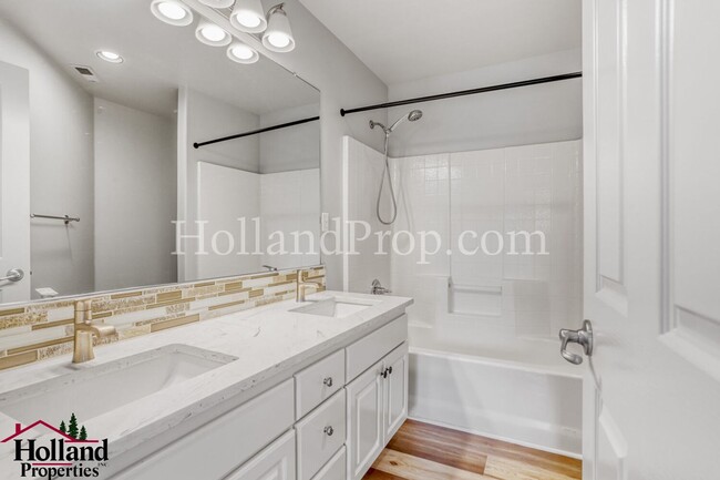 Building Photo - Beautifully Home Near Waterhouse Trail & Lake