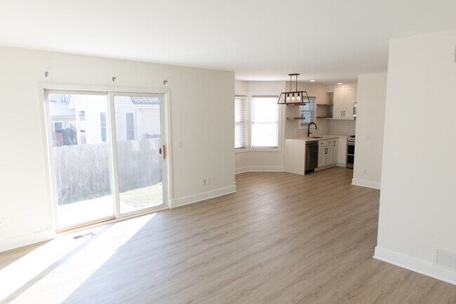 Building Photo - 713 Stevens St