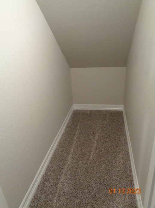 Building Photo - Main level living