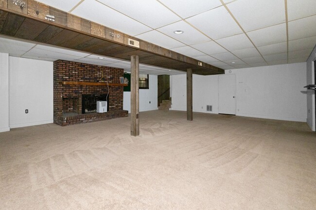 Building Photo - 2560 Memorial Dr