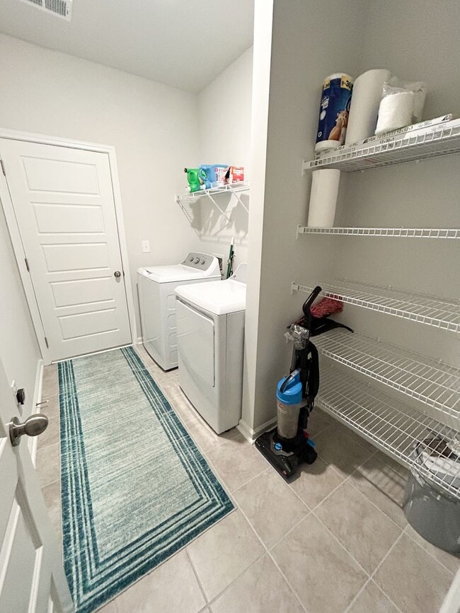 Building Photo - Lovely Furnished 3 bd/ 2 ba home