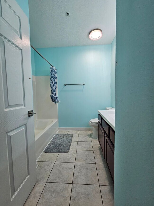 Building Photo - Top floor 3/2 unit in the gated Summer Key...