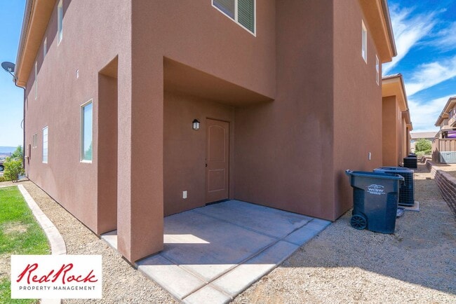 Building Photo - DOG-FRIENDLY 4 Bedroom Townhome with INTER...