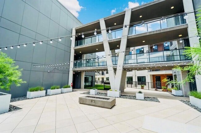 Building Photo - 1701 Simond Ave