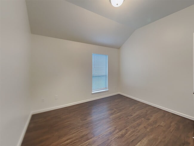 Building Photo - 2515 Pioneer Oaks Dr