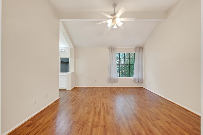 Building Photo - 814 Heathgate Dr