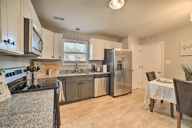 Building Photo - Pet Friendly Three Bedroom!