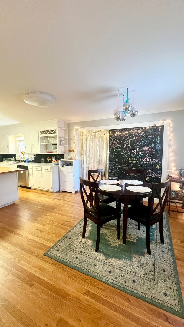 Building Photo - Beautiful 3-4 Bedroom 2 Bathroom home in t...