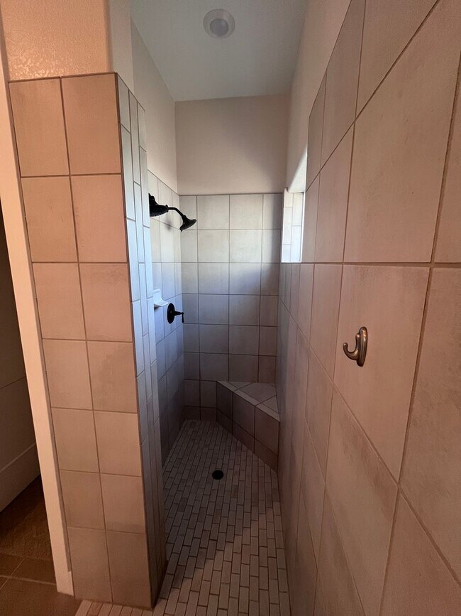 Building Photo - BEAUTIFUL SINGLE STORY HOME IN WEST ROSEVI...