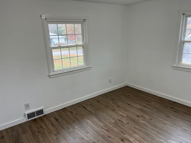 Building Photo - Spacious Kent Ranch w/ Finished Basement & 2-Car Garage