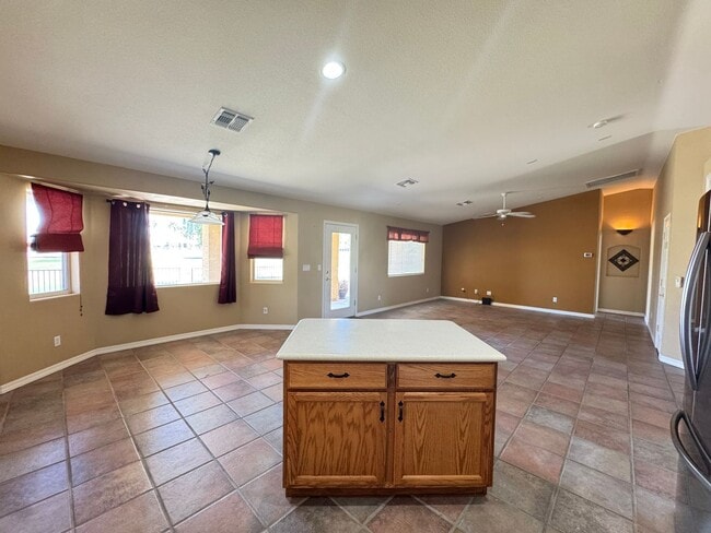 Building Photo - Great spacious home on Huukan Golf Course