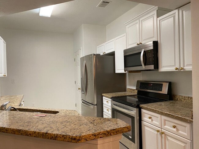 Building Photo - 525 Sandringham Dr