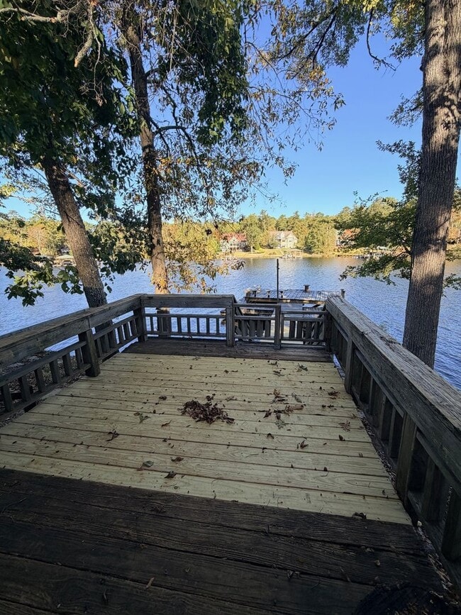 Building Photo - 332 Pinelake Dr.