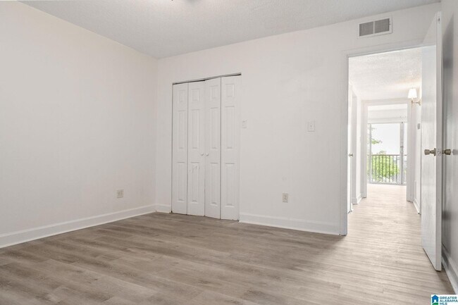 Building Photo - 2409 Arlington Crescent