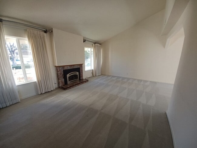 Building Photo - BEAUTIFUL TWO LEVEL 4BD/3BA HOME AVAILABLE IN NEWARK, CA !!!!!!