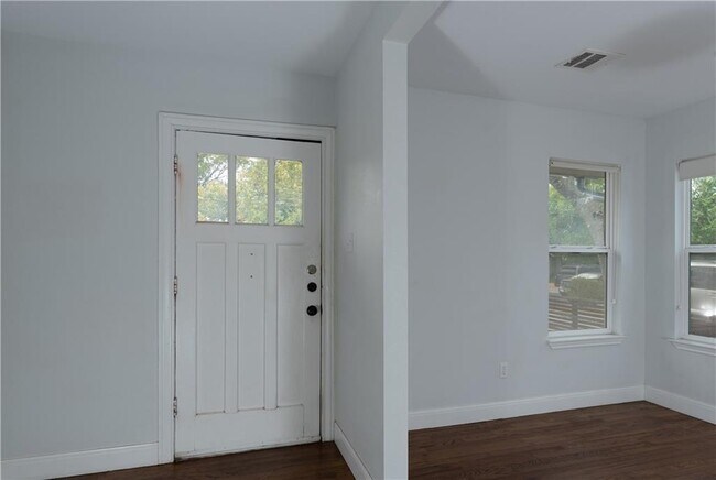 Building Photo - 1408 W 51st St