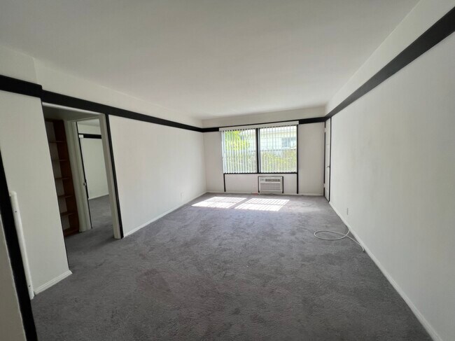 Living room - 13128 1/4 Valleyheart Dr