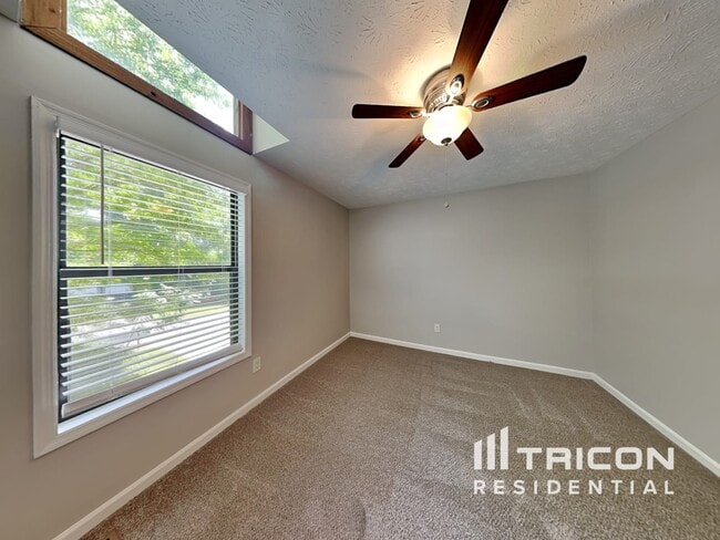 Building Photo - 5070 Ravenwood Dr