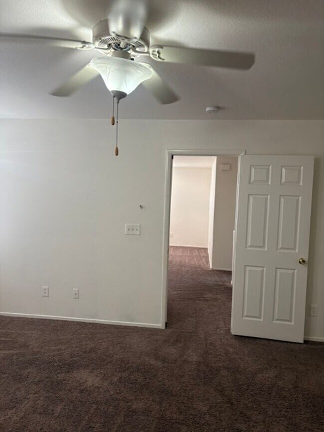 Building Photo - 3 bedroom house with 2.5 bathrooms