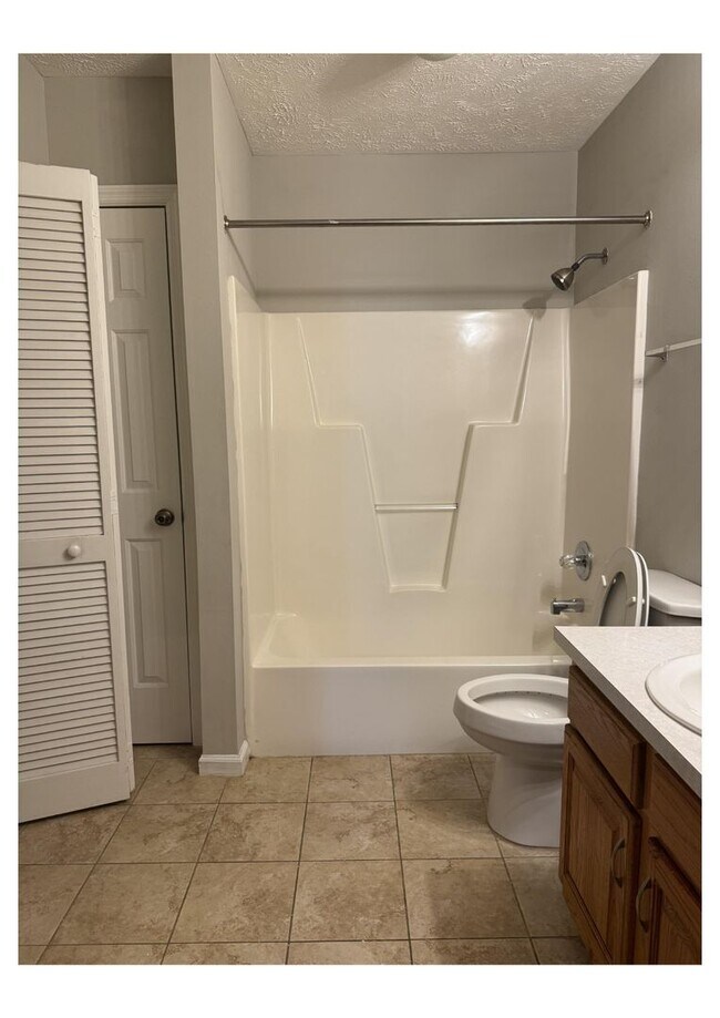 Building Photo - Spacious 2-Bedroom, 2-Bathroom Apartment in Fayetteville