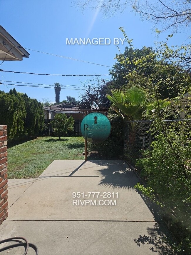 Building Photo - This centrally located Riverside duplex will go fast!!