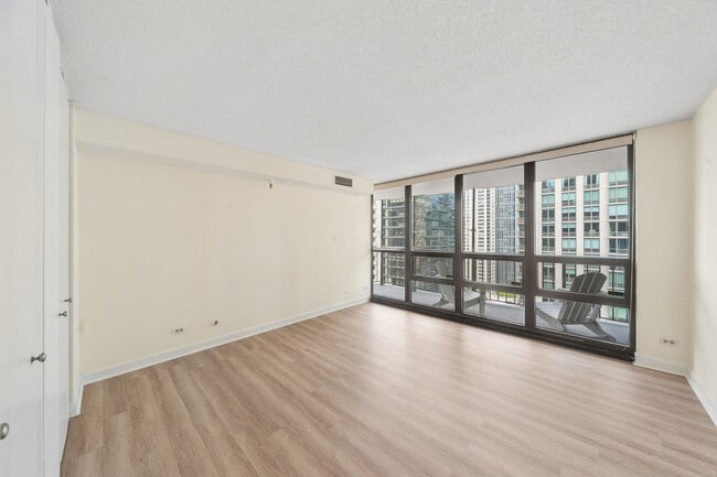 Building Photo - 10 E Ontario St