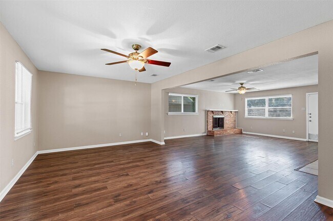 Building Photo - WELCOME TO OAK PARK ESTATES
