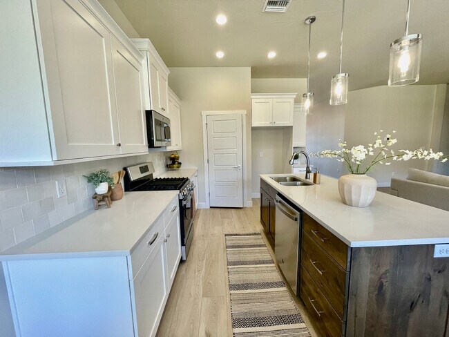 Building Photo - 5-Bedroom home in Desert Canyons