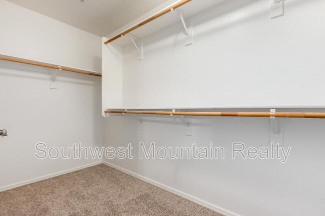 Building Photo - 1140 E Oak Rd