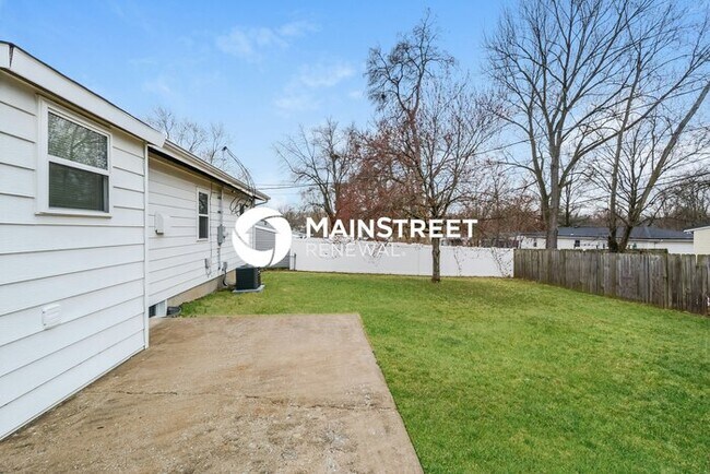 Building Photo - 3 Bedroom Pet-Friendly Home in ST CHARLES,...