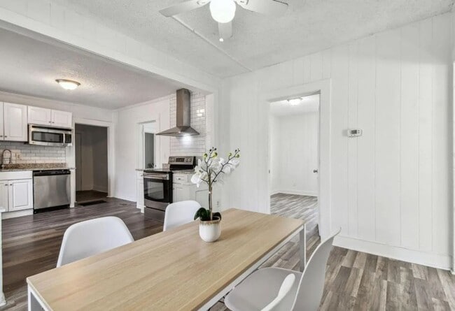 Building Photo - Housing Voucher Accepted: Charming 4-Bedroom Home in Saint Petersburg