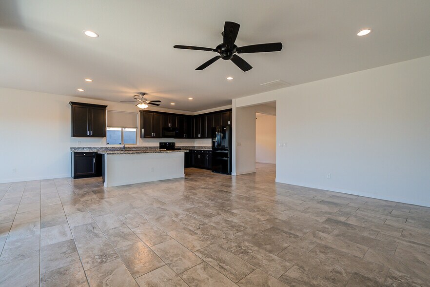 Building Photo - 15877 W Mauna Loa Ln