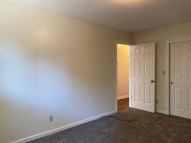 Building Photo - Convenient location, washer/dryer included