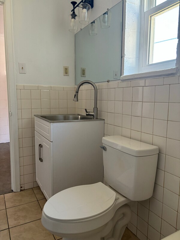 Building Photo - 601 N Main St